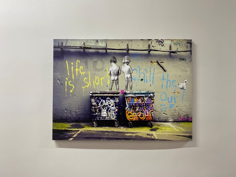 ARTSPRINTS Banksy Life is short kids Peeing Art ristampa su tela incorniciata da parete decorazione per la casa 76 x 50 cm, profondità 18 mm