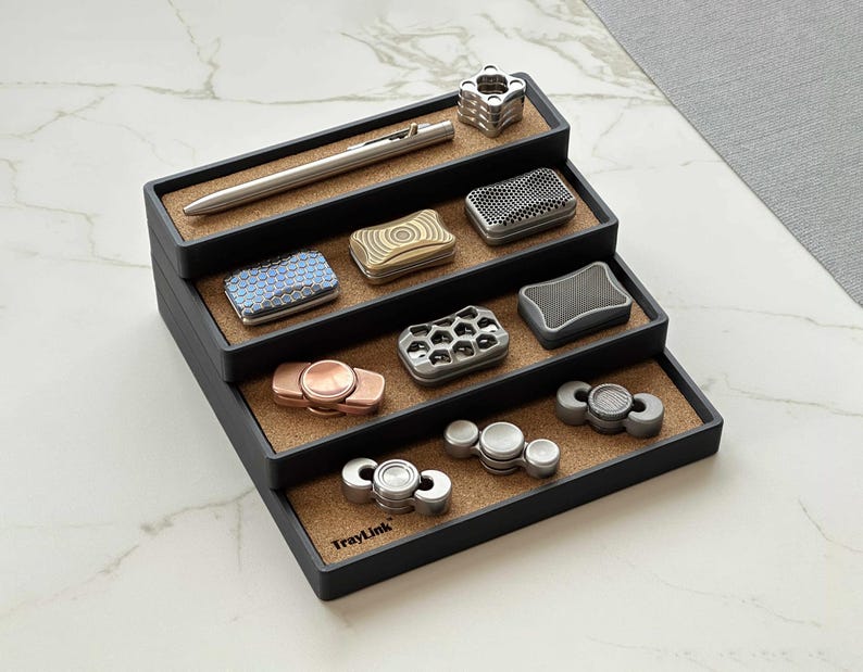 Organizador de exhibición de objetos antiestrés escalonados Traylink™ – Forrado de corcho, impreso en 3D imagen 1