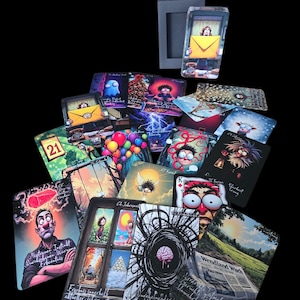 Könnte beinhalten: Eine Sammlung illustrierter Tarotkarten mit verschiedenen skurrilen und surrealen Designs, darunter Bilder einer Person mit einem Umschlag, einem Gehirn und einer Zeitung. Eine schwarze Box ist ebenfalls vorhanden.