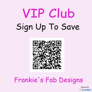 Pode incluir: Texto rosa e preto sobre um fundo roxo claro que diz "VIP Club Inscreva-se para economizar". Abaixo do texto h&aacute; um c&oacute;digo QR em preto e branco. Abaixo do c&oacute;digo QR est&aacute; o texto "Frankie's Fab Designs" em rosa. O texto "Powered by EverBee" est&aacute; em preto e branco no canto inferior direito da imagem.