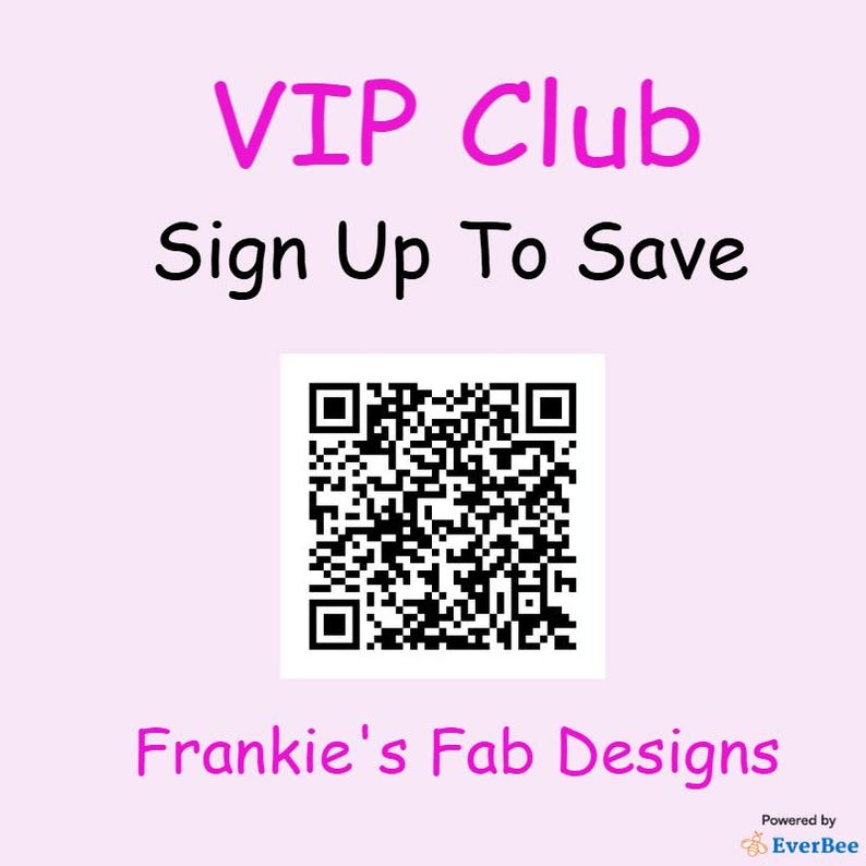 Pode incluir: Texto rosa e preto sobre um fundo roxo claro que diz "VIP Club Inscreva-se para economizar". Abaixo do texto h&aacute; um c&oacute;digo QR em preto e branco. Abaixo do c&oacute;digo QR est&aacute; o texto "Frankie's Fab Designs" em rosa. O texto "Powered by EverBee" est&aacute; em preto e branco no canto inferior direito da imagem.