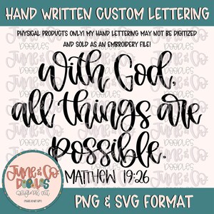 Op de afbeelding: Een digitaal ontwerp met de handgeschreven tekst "With God all things are possible". Het ontwerp bevat het bijbelvers Mattheüs 19:26 en de woorden "PNG & SVG FORMAT".