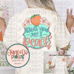 Pu&ograve; includere: Una maglietta bianca con una grafica di pesca e il testo "Ain't you just a peach". Il design &egrave; in rosa, verde e blu. La maglietta &egrave; indossata da una persona con i capelli biondi. L'immagine include anche un'immagine pi&ugrave; piccola di un design da tasca con una grafica di pesca.