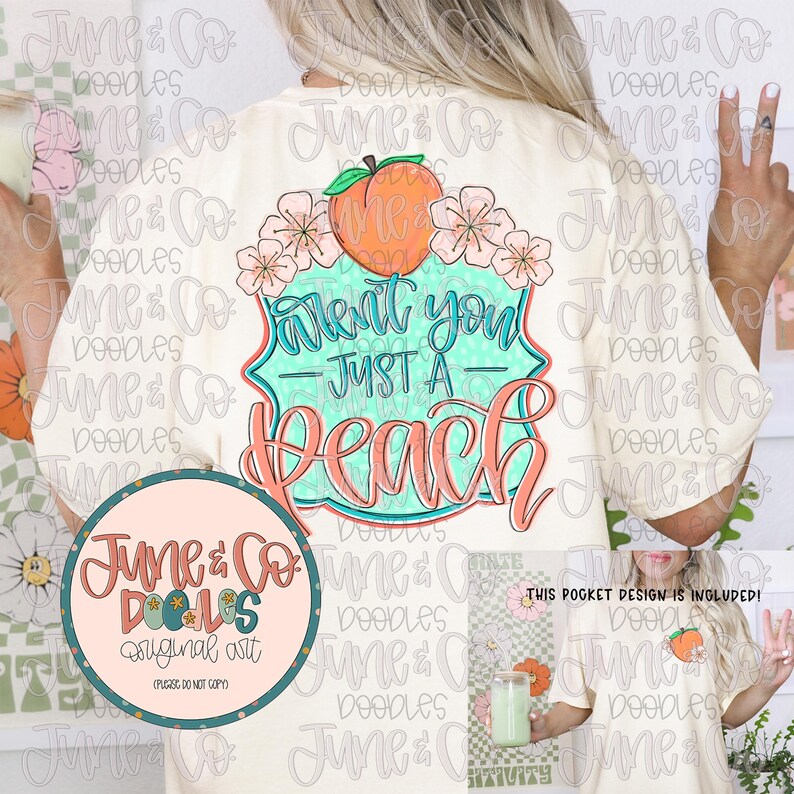 Pu&ograve; includere: Una maglietta bianca con una grafica di pesca e il testo "Ain't you just a peach". Il design &egrave; in rosa, verde e blu. La maglietta &egrave; indossata da una persona con i capelli biondi. L'immagine include anche un'immagine pi&ugrave; piccola di un design da tasca con una grafica di pesca.