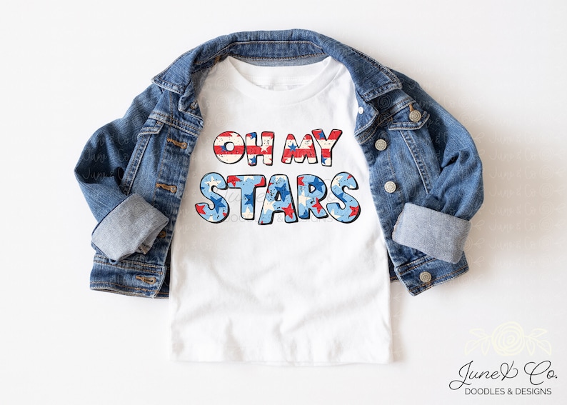 Puede incluir: Camiseta blanca con el texto "Oh My Stars" en rojo, blanco y azul con un patr&oacute;n de bandera estadounidense desgastado.