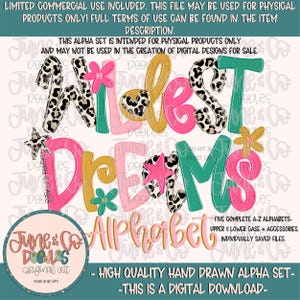 以下が含まれることがあります： Wildest Dreams Alphabetというテキストが遊び心のあるマルチカラーのフォントスタイルで描かれたデジタルグラフィックデザインファイル。文字にはヒョウ柄、無地のピンク、ティール、ゴールドが取り入れられ、小さな花や星の形がアクセントになっています。