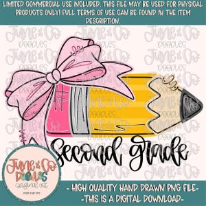 Puede incluir: Gráfico digital que presenta un lápiz con un lazo rosa y las palabras "Second Grade". El lápiz es amarillo con una punta gris. El diseño incluye el texto "June & Co DOODLES ORIGINAL ART" y otros textos.