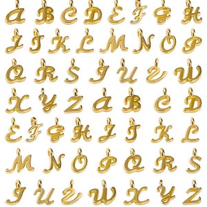 Pode incluir: Um conjunto de 26 pingentes de letras do alfabeto de metal dourado. Cada letra está em um estilo de escrita cursivo.