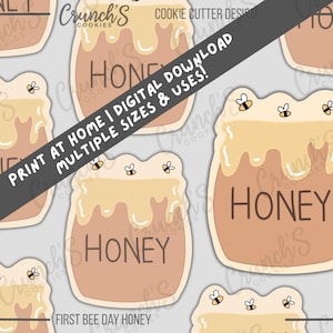 Könnte beinhalten: Ein sich wiederholendes Muster von Ausstechformen für Honigtöpfe. Jedes Glas ist hellbraun mit einem gelben Honigtropfen und kleinen Bienenillustrationen. Das Wort "HONEY" ist auf jedem Glas aufgedruckt. Text auf einem diagonalen Banner lautet "DRUCKEN SIE ZU HAUSE | DIGITALER DOWNLOAD MEHRERE GRÖSSEN & VERWENDUNGEN!"