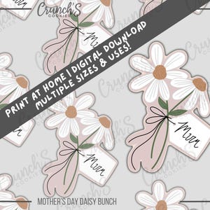 K&ouml;nnte beinhalten: Druckbarer Muttertags-G&auml;nsebl&uuml;mchenstrau&szlig; mit einem Etikett, auf dem "Mama" steht. Das Design ist in den Farben Rosa, Wei&szlig; und Braun gehalten. Der Text "ZUHAUSE DRUCKEN | DIGITALER DOWNLOAD | MEHRERE GR&Ouml;SSEN & VERWENDUNGEN!" wird auf einem diagonalen schwarzen Balken angezeigt.
