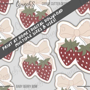 Op de afbeelding: Digitaal koekjessnijderontwerp met een aardbei- en strikthema. De aardbeien zijn rood met groene bladeren en de strik is lichtbeige. Tekst op de afbeelding luidt "PRINT AT HOME | DIGITAL DOWNLOAD MULTIPLE SIZES & USES!" en "BABY BERRY BOW".