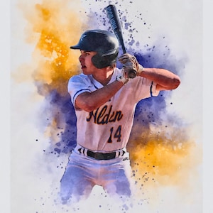 Könnte beinhalten: Aquarellartige Illustration eines Baseballspielers in einem weißen Trikot mit goldfarbenem Schriftzug "Alden 14". Der Spieler trägt einen schwarzen Helm und hält einen Schläger vor einem Hintergrund aus gelben und lila Farbspritzern.