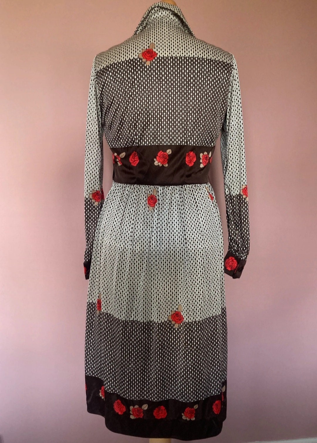 Vintage Dress With Rose Detail & Large Collar. Fully Lined. Size 