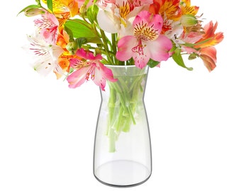 Può includere: Un mazzo di fiori di alstroemeria rosa, bianchi e arancioni in un vaso di vetro trasparente.