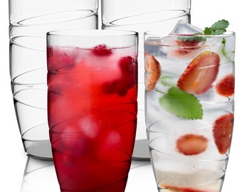 Può includere: Set di quattro bicchieri di vetro trasparente con un design a spirale. I bicchieri sono riempiti con diverse bevande, tra cui una bevanda rossa con ghiaccio e una bevanda limpida con ghiaccio e fragole.