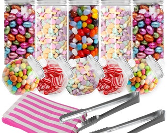 Può includere: Un set per buffet di dolci composto da cinque barattoli cilindrici trasparenti alti e cinque barattoli inclinati più piccoli riempiti con caramelle colorate assortite, tra cui uova incartate, caramelle gommose e dolci a forma di cuore, oltre a due pinze in metallo e sacchetti a righe rosa.