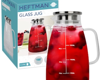 Può includere: Una caraffa in vetro trasparente con coperchio in acciaio inossidabile e manico, riempita con una bevanda ai frutti rossi e ghiaccio. La caraffa presenta tacche di misurazione stampate in once e millilitri, da 500 ml a 2000 ml.