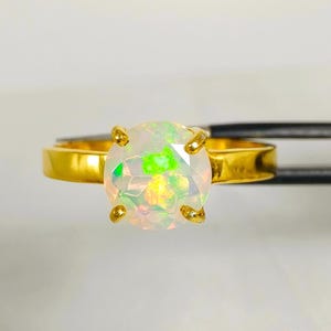 Natürlicher Opal Edelsteinring / 14k Massivgoldring für Frauen / Rundschliff äthiopischer Feueropalring / Geburtsstein Goldring / Verlobungsring Geschenke