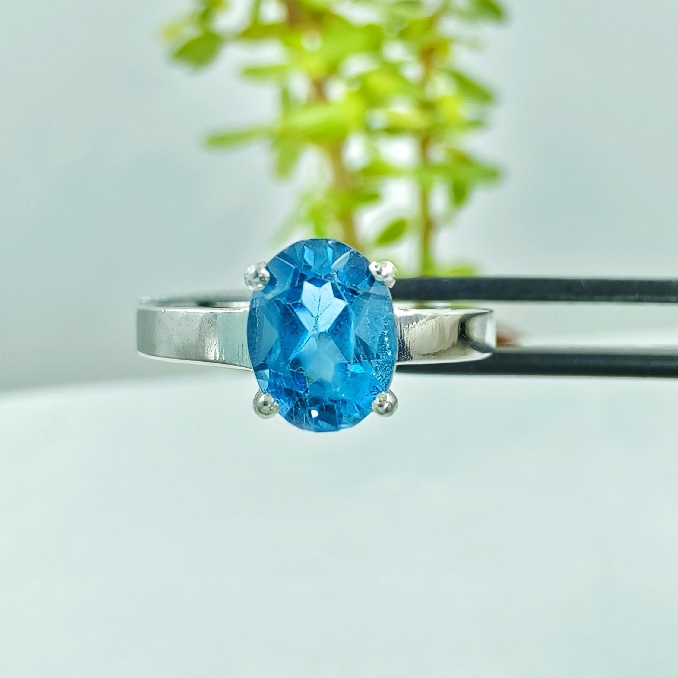 スイスブルートパーズ婚約指輪スターリングシルバーロジウムニッケル仕上げ2.00カラットサイズ5 to 9 スイスブルートパーズリング：スターリングシルバーのハローエンゲージ