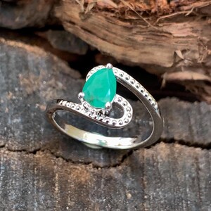 Dainty Emerald Ring, Emerald Stacking Ring, May Birthstone, Minimalist Emerald Ring, Gift for Her, Gemstone Ring, Promise Ring, Dainty Ring