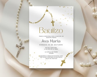 Könnte beinhalten: Eine weiße Einladungskarte mit goldener Schrift, die die Taufe von Ava Maria ankündigt. Die Karte zeigt eine goldene Rosenkranz mit einem Kreuz und goldenen Sternen, die über den Hintergrund verstreut sind. Der Text lautet "Bautizo" und enthält das Datum und die Uhrzeit der Veranstaltung sowie den Ort: La Capilla de Piedra, Spanien.