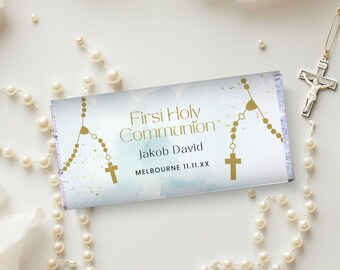 Puede incluir: Una barra de chocolate blanco con un fondo acuarela azul y verde. La barra presenta un rosario dorado y el texto "First Holy Communion", "Jakob David" y "MELBOURNE 11.11.XX".