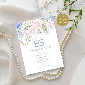Puede incluir: Tarjeta de invitación blanca para un 85 cumpleaños, con rosas rosas y hortensias azules. El texto "Celebrating 85 Years Loved" destaca, con detalles del cumpleaños de Alice.