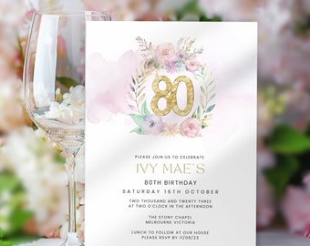 Puede incluir: Una invitación para celebrar un 80 cumpleaños con un diseño de corona floral y letras doradas. La invitación dice "Por favor, únase a nosotros para celebrar el 80 cumpleaños de Ivy Mae, sábado 16 de octubre, Dos mil veintitrés a las dos de la tarde, The Stony Chapel, Melbourne Victoria, Almuerzo a continuación en nuestra casa, Por favor, responda antes del 11/08/23."