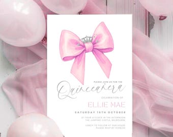 Może przedstawiać: Zaproszenie na Quinceañera z ilustracją różowej kokardy i srebrnej tiary. Zaproszenie zawiera tekst "Please join us for the Quinceañera celebration of Ellie Mae" oraz szczegóły wydarzenia.