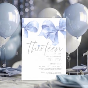 Può includere: Un invito di compleanno azzurro con dettagli di fiocchi ad acquerello e la parola "Thirteen" in elegante scrittura. L'invito include i dettagli per la festa del 13° compleanno di Ellie, con data, ora e luogo.