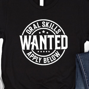 Abilità orali ricercate, candidati qui sotto. Maglietta divertente e offensiva. Felpa con umorismo volgare. Felpa con cappuccio volgare. Maglietta imbarazzante. Maglietta inappropriata.