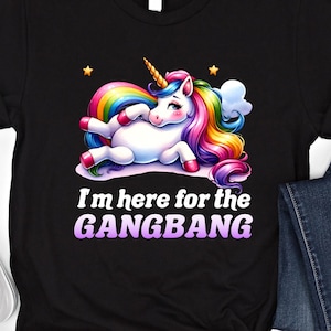 Puede incluir: Camiseta negra con un unicornio arcoíris y el texto "I'm here for the GANGBANG".