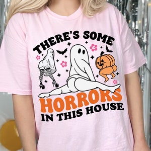 There&#39;s Some Horrors In This House Shirt Funny Halloween Sweatshirt Retro Ghost T Shirt Spooky Season Hoodie Halloween Ghost Pumpkin Shirt