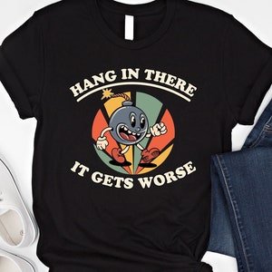 Camiseta "Aguanta, todo empeora", camiseta con meme de terror existencial, sudadera retro con bomba de dibujos animados, sudadera con capucha con cita sarcástica, camiseta retro vintage