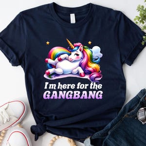 K&ouml;nnte beinhalten: Ein marineblaues T-Shirt mit einem Regenbogen-Einhorn-Motiv und dem Text "I'm here for the GANGBANG".