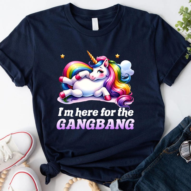 K&ouml;nnte beinhalten: Ein marineblaues T-Shirt mit einem Regenbogen-Einhorn-Motiv und dem Text "I'm here for the GANGBANG".