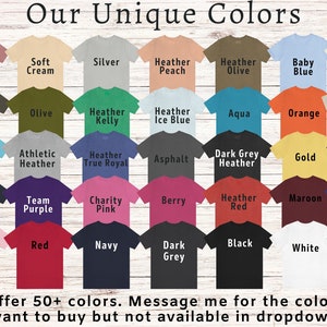 Puede incluir: Una tabla de m&aacute;s de 50 colores de camisetas, mostrados como peque&ntilde;os cuadrados de tela. Los colores est&aacute;n etiquetados con nombres como Heather Mauve, Soft Cream, Silver, Heather Peach, Heather Olive, Baby Blue, Natural, Army, Olive, Heather Kelly, Heather Ice Blue, Aqua, Orange, Sand, Turquoise, Athletic Heather, Heather True Royal, Asphalt, Dark Grey Heather, Gold, Forest Green, Heather Navy, Team Purple, Charity Pink, Berry, Heather Red, Maroon, True Royal, Pink, Red, Navy, Dark Grey, Black, White, Heather Mint. El texto en la parte inferior dice: "Ofrecemos m&aacute;s de 50 colores. Env&iacute;ame un mensaje para el color que deseas comprar pero que no est&aacute; disponible en el men&uacute; desplegable."