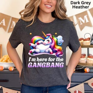 K&ouml;nnte beinhalten: Dunkelgraues T-Shirt mit einem Regenbogen-Einhorn und dem Text "I'm here for the GANGBANG".