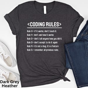Puede incluir: Camiseta de color gris oscuro jaspeado con texto blanco que dice "<CODING RULES>" y enumera cinco reglas para la codificaci&oacute;n.