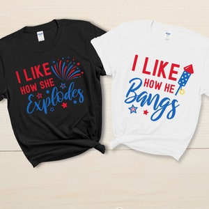 Pode incluir: Duas camisetas pretas e brancas com um gráfico de fogos de artifício vermelho, branco e azul e o texto "Eu gosto de como ela explode" e "Eu gosto de como ele explode".