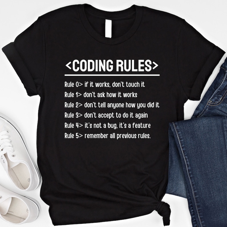 Puede incluir: Camiseta negra con texto blanco que dice "<CODING RULES>" y enumera cinco reglas para la codificaci&oacute;n. Las reglas son: "Rule 0> if it works, don't touch it", "Rule 1> don't ask how it works", "Rule 2> don't tell anyone how you did it", "Rule 3> don't accept to do it again", "Rule 4> it's not a bug, it's a feature", y "Rule 5> remember all previous rules."