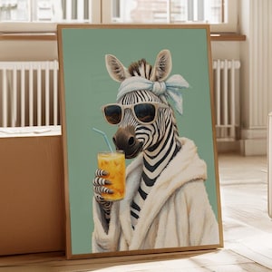 Poster di una zebra in accappatoio | Divertente poster di animali per il bagno | Decorazione umoristica per il bagno degli ospiti | Divertente arte murale | Regalo per gli amanti degli animali