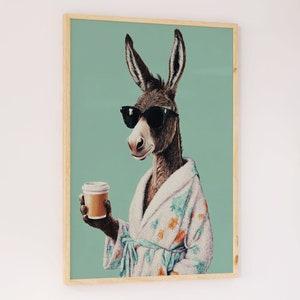 Lustiges Poster Esel | Witzige Wandkunst | Esel im Bademantel | Poster Badezimmer | Lustige Geschenkidee | Poster Kaffeetasse Küche