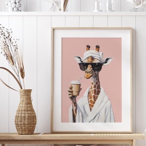 Arte murale stampabile con giraffa benessere | Poster di animali divertenti | Decorazioni colorate e alla moda per cucina e bagno | Poster di animali rosa | Immagine di caffè in bagno e ufficio