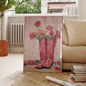 Poster cowgirl con fiori rosa | Poster western per le camerette delle ragazze | Decorazione murale country chic | Immagine di una ragazza alla moda | Stampa di stivali Boho Art