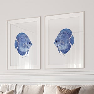 Set di 2 stampe murali con pesci disco acquerellati | Poster con pesce azzurro | Decorazione moderna per casa al mare | Decorazione murale con creature marine per soggiorno | Decorazione costiera