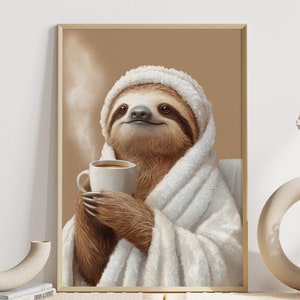 Lustiges Faultier Poster | Wellness Wandkunst | Witzige Deko für Badezimmer | Geschenkidee für Kaffeeliebhaber | Wandbild Kaffeetasse Deko