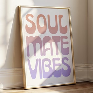 Decorazioni per soggiorno color pastello | Poster "Soul Gem Vibes" | Immagine tipografica boho | Arte murale giocosa rosa-viola | Stampe d'arte moderna
