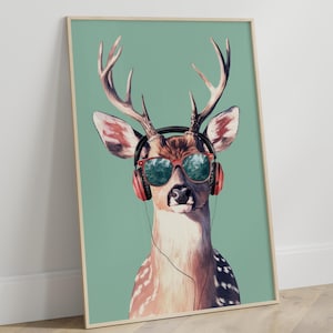 Lustiges Tierposter Wohnzimmer | Hirsch mit Kopfhörern Kunst | Moderne Tierbilder Deko | Humor Wandbild Büro | Coole Tierillustration