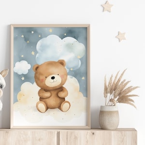 Verträumtes Babyzimmer Poster: Süßer Bär auf Wolken unter Sternen | Einschlafhilfe Wandbild | Deko für Kinderzimmer Babyzimmer Geschenk